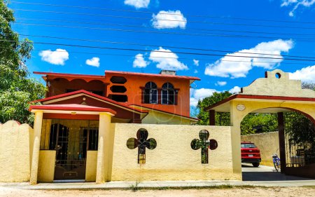 Foto de Pequeño pueblo con calles alberga iglesias y lugares públicos en Kantunilkin Lazaro Cárdenas en Quintana Roo México. - Imagen libre de derechos