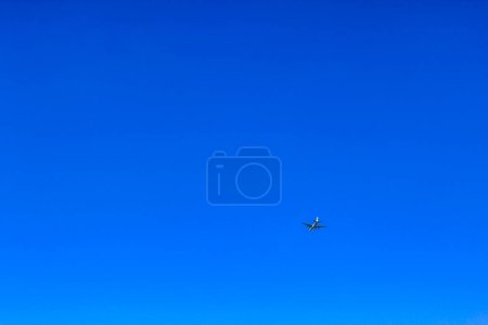 Foto de Avión vuela más allá del cielo azul claro en Langen Geestland Cuxhaven Baja Sajonia Alemania. - Imagen libre de derechos