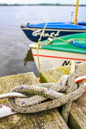 Foto de Viejos y hermosos barcos y veleros en el embarcadero en Floegelner Lake en Flgeln Geestland Cuxhaven Baja Sajonia Alemania. - Imagen libre de derechos
