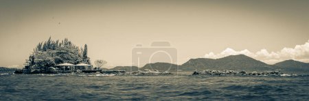 Foto de Antigua imagen en blanco y negro de Panorama de las islas tropicales Ilha Grande en Angra dos Reis, Río de Janeiro, Brasil. - Imagen libre de derechos