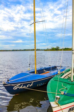 Foto de Viejos y hermosos barcos y veleros en el embarcadero en el lago Flgelner en Floegeln Geestland Cuxhaven Baja Sajonia Alemania. - Imagen libre de derechos