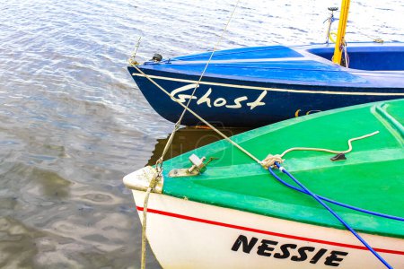 Foto de Viejos y hermosos barcos y veleros en el embarcadero en el lago Flgelner en Floegeln Geestland Cuxhaven Baja Sajonia Alemania. - Imagen libre de derechos