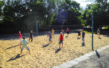 Téléchargez les photos : Leherheide Bremerhaven Allemagne 05. Juin 2010 Les adolescents jouent au volley-ball à l'extérieur avec filet et terrain de volley-ball à Leherheide Bremerhaven Brême Allemagne. - en image libre de droit