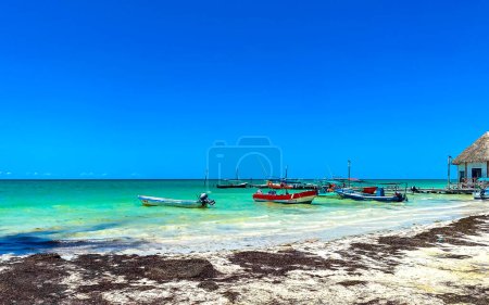 Foto de Holbox México 16. Mayo 2022 Panorama vista del paisaje en la hermosa playa de la isla Holbox con olas un barco y agua turquesa en Quintana Roo México. - Imagen libre de derechos