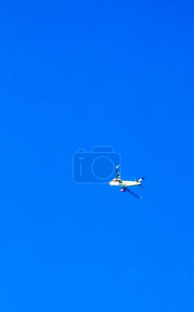 Foto de Avión vuela a través de las nubes con cielo azul en Puerto Escondido zicatela Oaxaca México. - Imagen libre de derechos