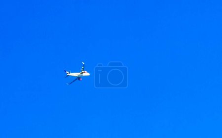 Téléchargez les photos : Avion vole à travers les nuages avec un ciel bleu à Puerto Escondido zicatela Oaxaca Mexique. - en image libre de droit