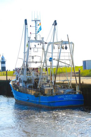 Foto de Barcos de pesca y barcos en el muelle de Wremen Wurster Costa del Mar del Norte Wursten Cuxhaven Baja Sajonia Alemania. - Imagen libre de derechos