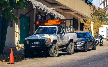 Foto de Varios camionetas mexicanas 4x4 Off-road en Puerto Escondido zicatela Oaxaca México. - Imagen libre de derechos