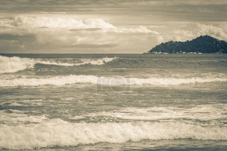 Téléchargez les photos : Fortes vagues à Praia de Lopes Plage de Mendes sur la grande île tropicale Ilha Grande à Angra dos Reis Rio de Janeiro Brésil. - en image libre de droit