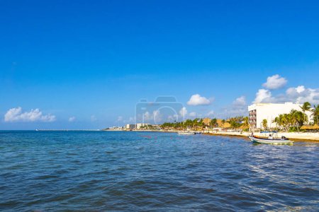 Téléchargez les photos : Panorama tropical du paysage de plage mexicain avec une eau turquoise claire à Playa del Carmen Mexique. - en image libre de droit