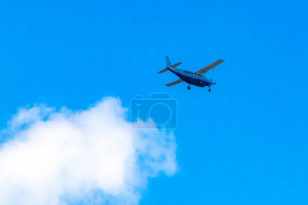 Foto de Propeller plane at small airport on Isla Holbox island in Quintana Roo Mexico. - Imagen libre de derechos