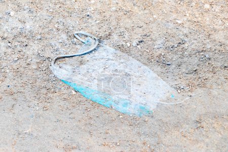 Téléchargez les photos : Medical face mask on dirty floor as garbage environmental pollution on Isla Holbox island in Quintana Roo Mexico. - en image libre de droit
