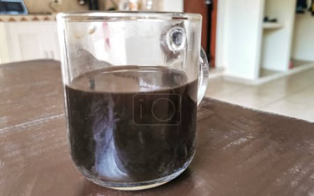 Foto de Taza de café negro de México sobre fondo de madera en cocina limpia. - Imagen libre de derechos