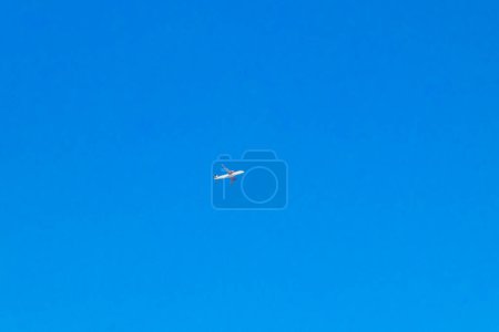 Foto de Avión vuela a través de las nubes con cielo azul en Puerto Escondido zicatela Oaxaca México. - Imagen libre de derechos