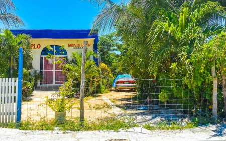 Foto de Chiquila Quintana Roo Mexico 16. May 2022 Small village place with port ferry road houses people and cars in Chiquila Lazaro Cardenas in Quintana Roo Mexico. - Imagen libre de derechos