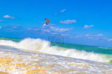Téléchargez les photos : Playa del Carmen Mexico 04. April 2021 Water sport like kitesurfing kiteboarding wakeboarding on tropical mexican beach in Playa del Carmen Quintana Roo Mexico. - en image libre de droit