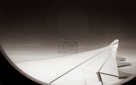 Téléchargez les photos : Vue depuis une fenêtre d'avion à haute altitude
. - en image libre de droit