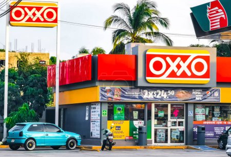 Foto de Puerto Escondido Oaxaca Mexico 2022 Oxxo supermarket shop store at the road street or petrol gas station in Zicatela Puerto Escondido Oaxaca Mexico. - Imagen libre de derechos