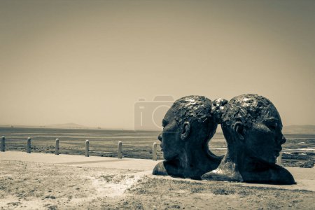 Téléchargez les photos : Statue des têtes bleues au Cap. Art de l'Afrique du Sud. Promenade Sea Point - en image libre de droit