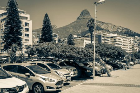 Téléchargez les photos : Montagnes, hôtels et parkings à Sea Point, promenade sur la plage au Cap Afrique du Sud. - en image libre de droit