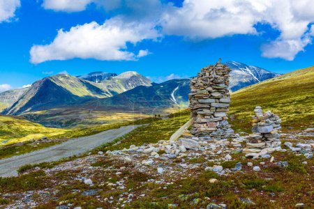 Téléchargez les photos : Magnifique panorama de montagne et de paysage avec sentier de randonnée nature intacte et pierres empilées agrafées dans le parc national de Rondane Ringbu Innlandet Norvège en Scandinavie. - en image libre de droit