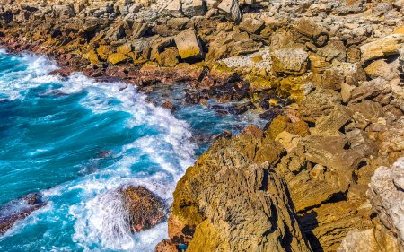 Téléchargez les photos : Beautiful rocks cliffs stones and boulders and huge big surfer waves and natural panorama view on the beach in Bacocho Puerto Escondido Oaxaca Mexico. - en image libre de droit