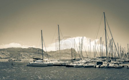 Foto de Paisaje de la costa de False Bay con barcos yates embarcadero Long Beach y montañas en Simons Town Cape Town Western Cape South Africa. - Imagen libre de derechos