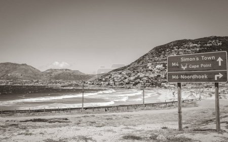 Foto de Paisaje de la costa de la bahía falsa con señal de tráfico hacia el cabo y Simons Town Cape Town Western Cape South Africa. - Imagen libre de derechos