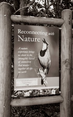 Foto de Señal de información sobre la naturaleza en Kirstenbosch, Cape Town (Ciudad del Cabo), Sudáfrica. - Imagen libre de derechos