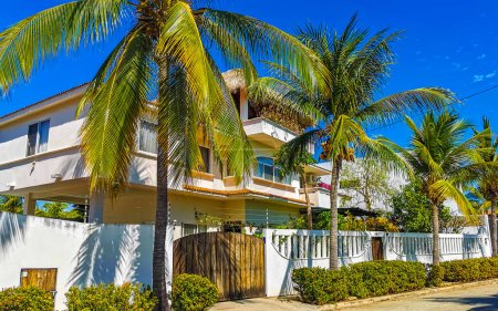Téléchargez les photos : Luxueuses belles maisons tropicales modernes et hôtels résidentiels stations balnéaires à Bacocho Puerto Escondido Oaxaca Mexique. - en image libre de droit