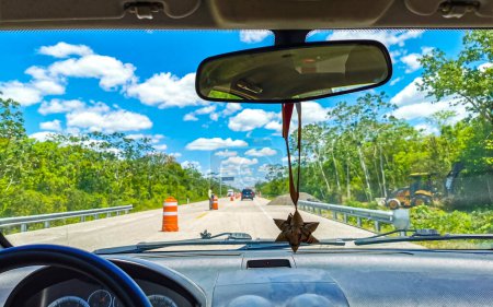 Téléchargez les photos : Playa del Carmen Quintana Roo Mexique 2022 Conduite et embouteillage sur route autoroute à travers la jungle nature à Playa del Carmen Quintana Roo Mexique. - en image libre de droit