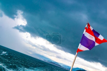 Téléchargez les photos : Thaïlande Drapeau thaïlandais en bateau en tournée à Ratsada Amphoe Mueang Phuket sur l'île de Phuket Thaïlande en Asie du Sud-Est. - en image libre de droit