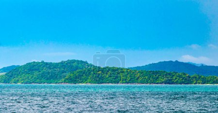 Téléchargez les photos : Beau paradis tropical vue panoramique sur la plage d'eau turquoise et entre les roches calcaires à Ratsada Amphoe Mueang Phuket sur l'île de Phuket Thaïlande en Asie du Sud-Est. - en image libre de droit