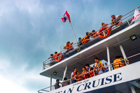 Téléchargez les photos : Ratsada Phuket Thaïlande 16. Octobre 2018 Voyage en ferry bateau à queue longue yacht et hautes vagues à travers le paysage tropical panorama sur la plage d'eau turquoise entre les roches calcaires à Ratsada sur l'île de Phuket en Thaïlande. - en image libre de droit
