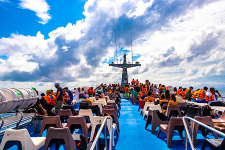 Téléchargez les photos : Ratsada Phuket Thaïlande 16. Octobre 2018 Voyage en ferry bateau à queue longue yacht et hautes vagues à travers le paysage tropical panorama sur la plage d'eau turquoise entre les roches calcaires à Ratsada sur l'île de Phuket en Thaïlande. - en image libre de droit