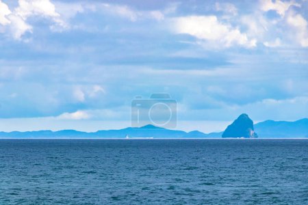 Téléchargez les photos : Beau paradis tropical vue panoramique sur la plage d'eau turquoise et entre les roches calcaires à Ratsada Amphoe Mueang Phuket sur l'île de Phuket Thaïlande en Asie du Sud-Est. - en image libre de droit