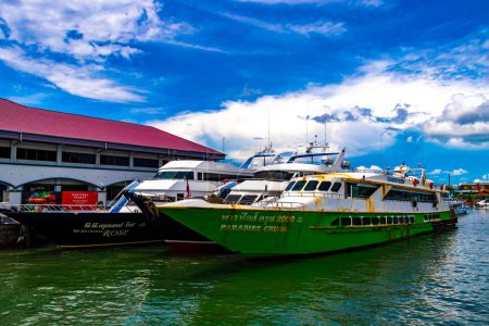 Téléchargez les photos : Ratsada Phuket Thaïlande 23. Octobre 2018 Voyage en ferry bateau à queue longue yacht et hautes vagues à travers le paysage tropical panorama sur la plage d'eau turquoise entre les roches calcaires à Ratsada sur l'île de Phuket en Thaïlande. - en image libre de droit
