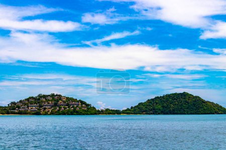 Téléchargez les photos : Voyage en ferry yacht bateau à queue longue et de hautes vagues à travers le paysage tropical panorama sur la plage d'eau turquoise entre les roches calcaires à Ratsada Amphoe Mueang Phuket sur l'île de Phuket en Thaïlande. - en image libre de droit