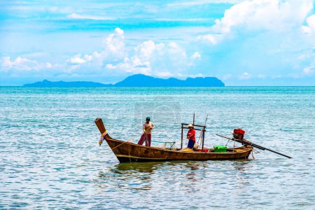 Téléchargez les photos : Ratsada Phuket Thaïlande 23. Octobre 2018 Voyage en ferry bateau à queue longue yacht et hautes vagues à travers le paysage tropical panorama sur la plage d'eau turquoise entre les roches calcaires à Ratsada sur l'île de Phuket en Thaïlande. - en image libre de droit