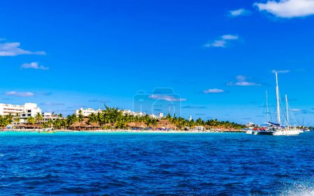 Téléchargez les photos : Cancun Quintana Roo Mexique 24. Mars 2022 Isla Mujeres Womens Island panorama du bateau de vitesse à la plage tropicale jetée bateaux gens et palmiers à Cancun Quintana Roo Mexique. - en image libre de droit