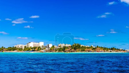 Téléchargez les photos : Isla Mujeres Womens Island panorama du bateau de vitesse à la plage tropicale jetée bateaux gens et palmiers à Cancun Quintana Roo Mexique. - en image libre de droit