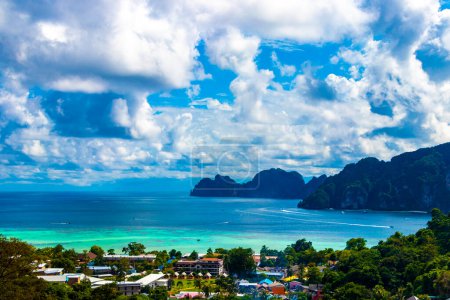 Foto de Hermosa laguna de playa famosa vista panorámica entre rocas de piedra caliza y agua turquesa en la isla Koh Phi Phi Don en Ao Nang Amphoe Mueang Krabi Tailandia en el sudeste asiático. - Imagen libre de derechos