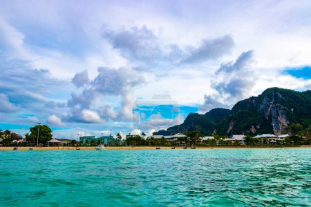 Foto de Koh Phi Phi Don Krabi Tailandia 21. Octubre 2018 Hermosa laguna de playa famosa vista panorámica entre rocas de piedra caliza y agua turquesa en la isla Koh Phi Phi Don Ao Nang Amphoe Mueang Krabi Tailandia. - Imagen libre de derechos