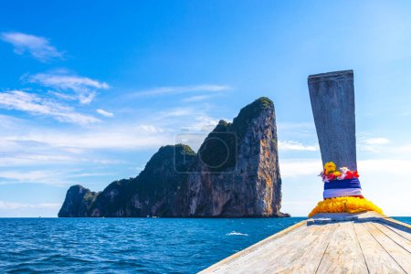 Foto de Barcos de cola larga en la hermosa laguna de playa famosa entre rocas de piedra caliza y agua turquesa en la isla de Koh Phi Phi Leh en Ao Nang Amphoe Mueang Krabi Tailandia en el sudeste asiático. - Imagen libre de derechos