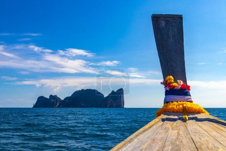 Foto de Barcos de cola larga en la hermosa laguna de playa famosa entre rocas de piedra caliza y agua turquesa en la isla de Koh Phi Phi Leh en Ao Nang Amphoe Mueang Krabi Tailandia en el sudeste asiático. - Imagen libre de derechos