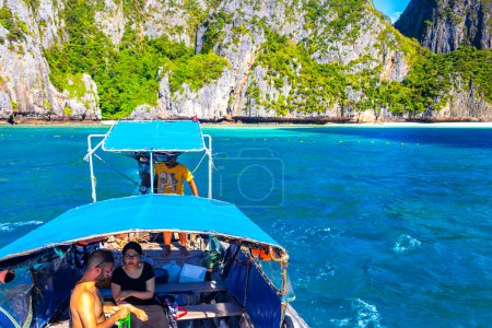 Foto de Ao Nang Amphoe Mueang Krabi Tailandia 22. Octubre 2018 Barcos de cola larga en la hermosa laguna de playa famosa entre rocas de piedra caliza y agua turquesa en la isla de Koh Phi Phi Leh Krabi Tailandia. - Imagen libre de derechos
