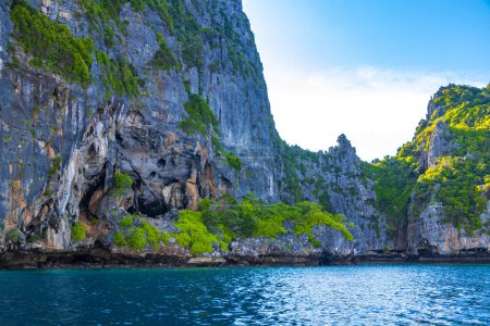 Foto de Hermosa laguna de playa famosa vista panorámica entre rocas de piedra caliza y agua turquesa en las islas Koh Phi Phi Ao Nang Krabi Tailandia Sudeste Asiático. - Imagen libre de derechos