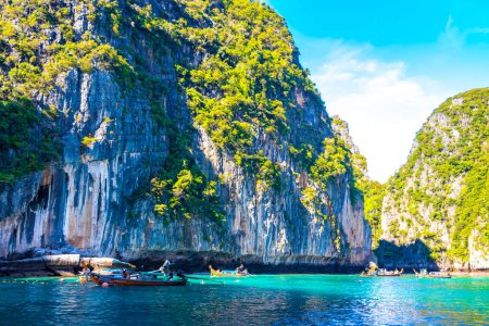 Foto de Ao Nang Amphoe Mueang Krabi Tailandia 22. Octubre 2018 Barcos de cola larga en la hermosa laguna de playa famosa entre rocas de piedra caliza y agua turquesa en la isla de Koh Phi Phi Leh Krabi Tailandia. - Imagen libre de derechos