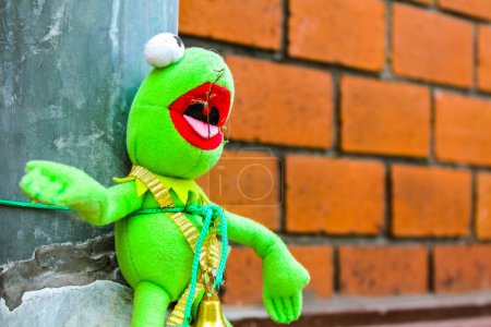 Téléchargez les photos : Peluche de grenouille Kermit attachée à une lanterne à Klushof Lehe Bremerhaven Brême Allemagne. - en image libre de droit