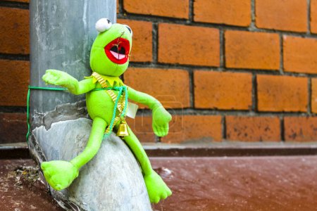 Téléchargez les photos : Peluche de grenouille Kermit attachée à une lanterne à Klushof Lehe Bremerhaven Brême Allemagne. - en image libre de droit